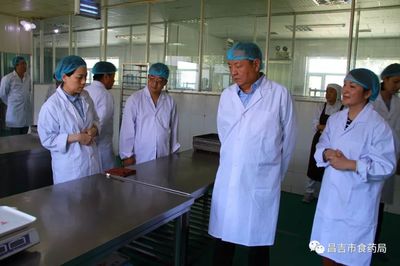 筑牢節(jié)日安全防線(xiàn)——自治區(qū)食藥監(jiān)局副局長(zhǎng)王忠明深入昌吉開(kāi)展節(jié)前市場(chǎng)供應(yīng)與食品安全專(zhuān)項(xiàng)檢查調(diào)研